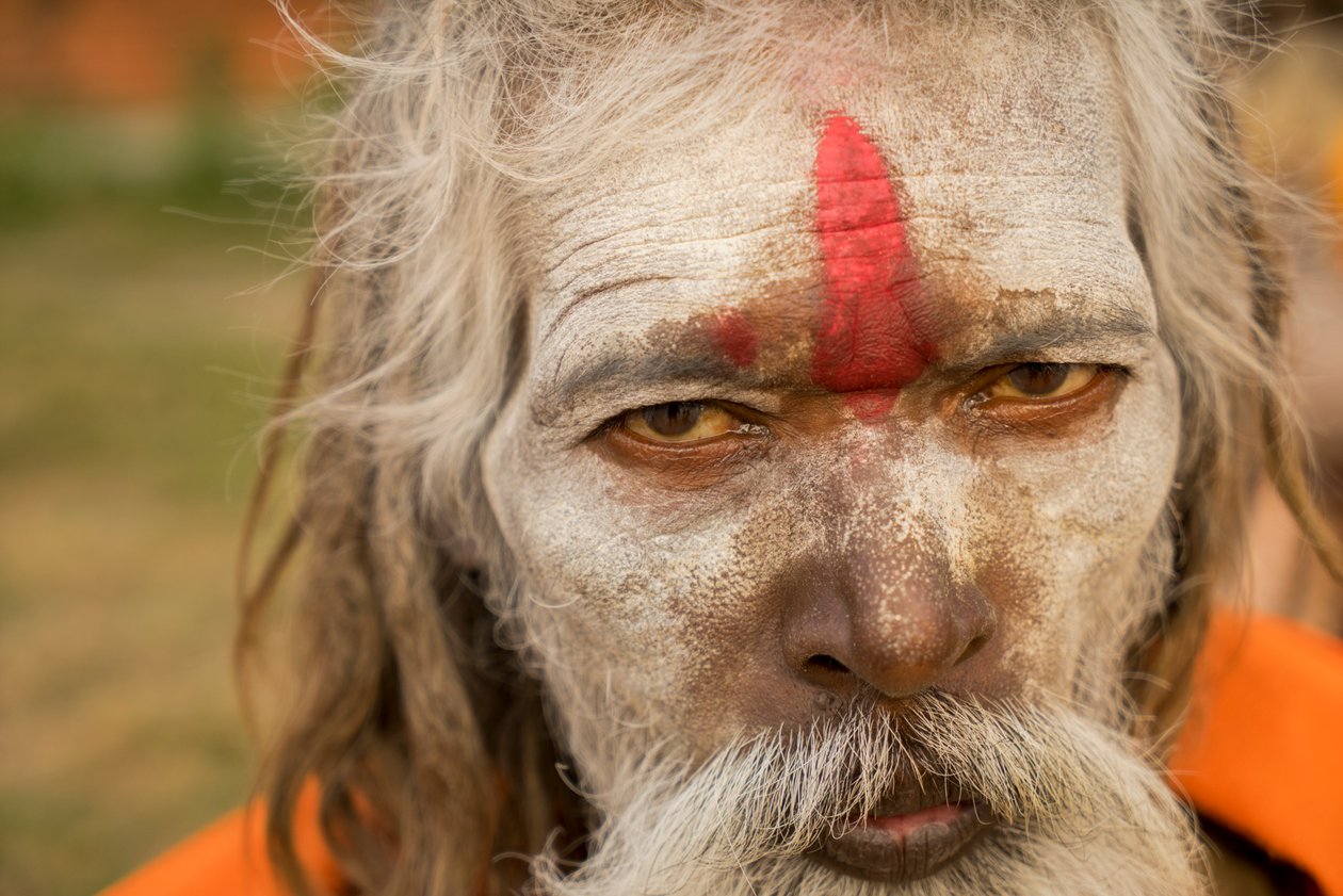Szent emberek a Pashupatinath templomnál a Bagmati folyó partján, Katmanduban, Nepálban, 2014 (fotó) alkotó: Ira Block