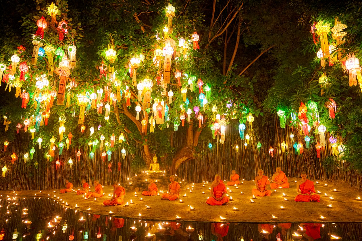 Kezdő szerzetesek a Wat Phan Thao-ban a Loy Krathong Fesztivál (Yee Peng) alatt Chiangmaiban, Thaiföldön, 2019 (fotó) alkotó: Ira Block