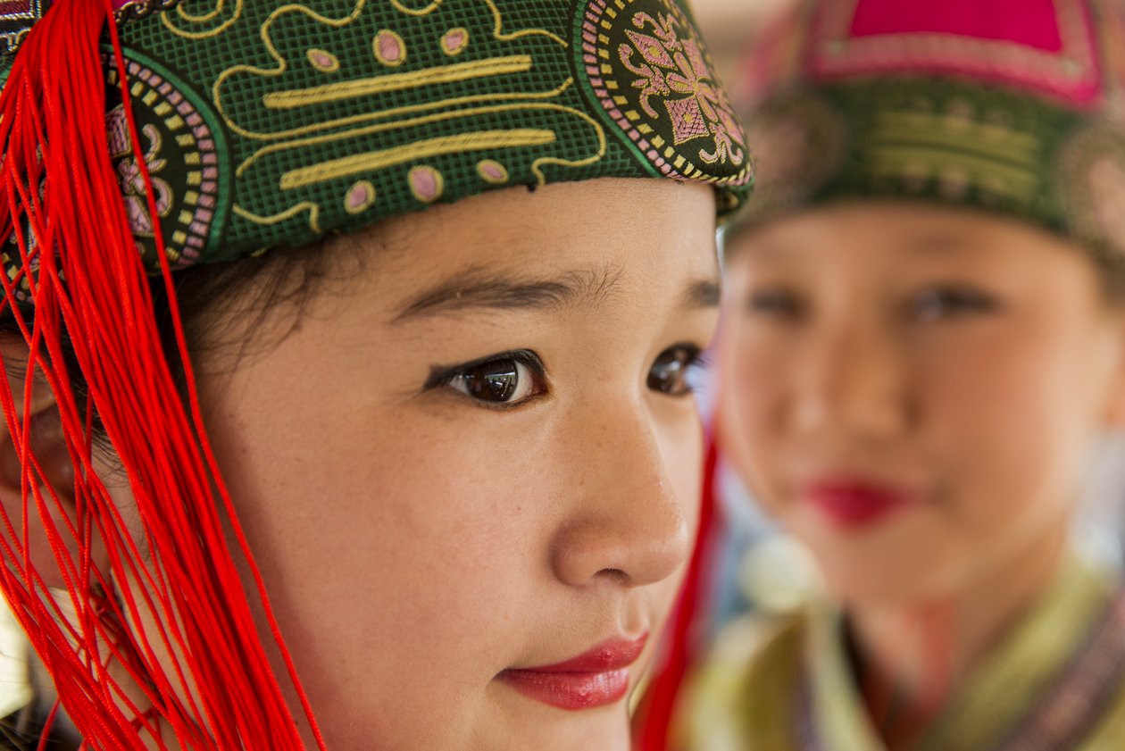 Portré egy fiatal lányról, aki Deel, mongol tradicionális ruhát visel Naadamban,..., 2013 (fotó) alkotó: Ira Block