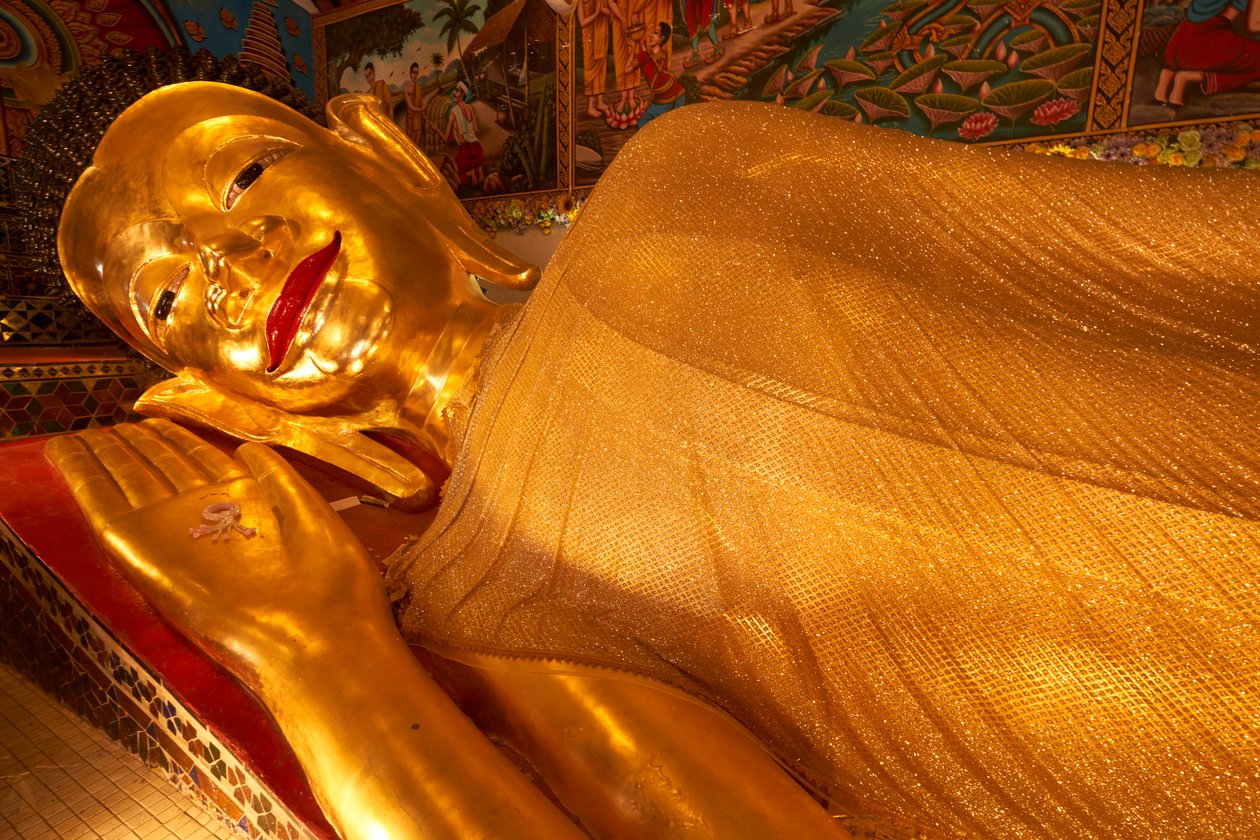 Fekvő Buddha szobor a Wat Phra Pan(Phra Non Mae Puka), Chiangmai, Thaiföld, 2019 (fotó) alkotó: Ira Block
