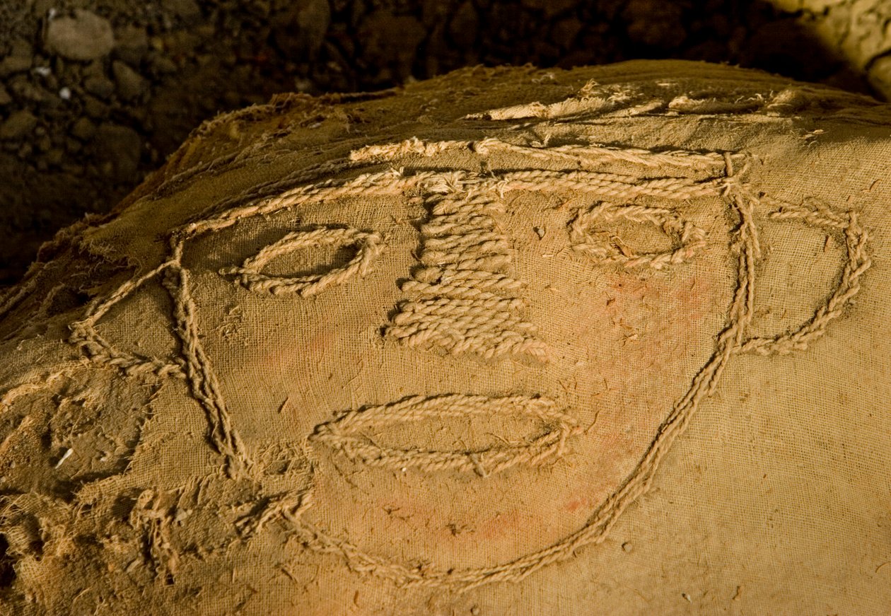 A fardo, vagy múmiaköteg a Huaca El Brujo délnyugati sarkában lévő fősírban, 2005 (fotó). alkotó: Ira Block