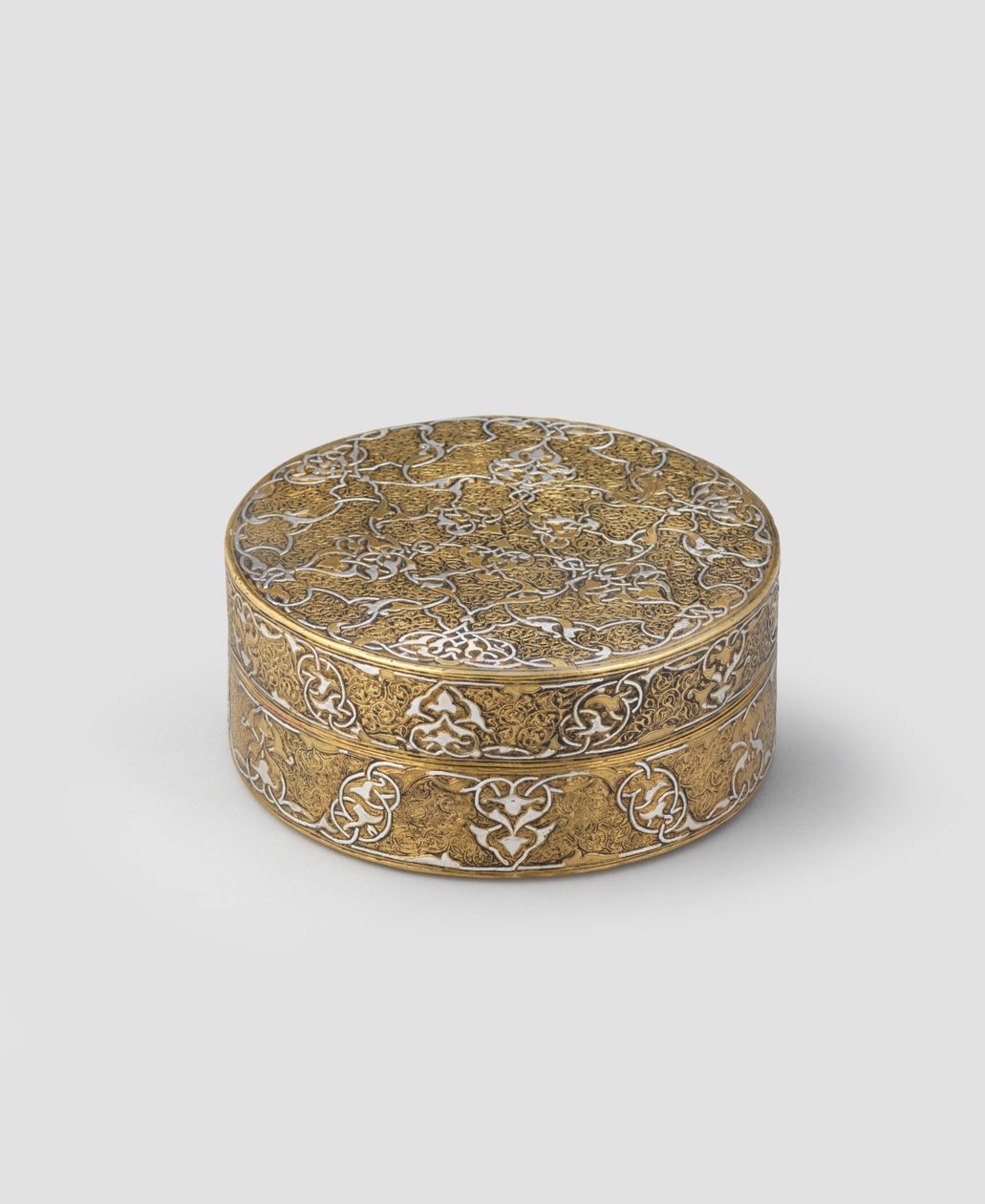 Henger alakú doboz, henger alakú fedéllel, ezüsttel berakott, metszett sárgarézből, későbbi aranyozással és esetlegesen belső sávval, 1400-1525 körül alkotó: Iranian School