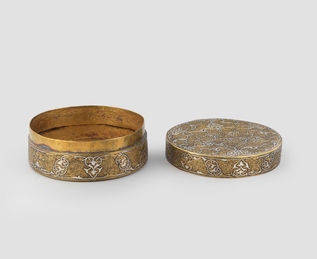Doboz fedővel hengeres, vésett sárgarézből, ezüsttel kirakva, későbbi aranyozással és esetleges belső szalaggal, 1400-c.1525 alkotó: Iranian School