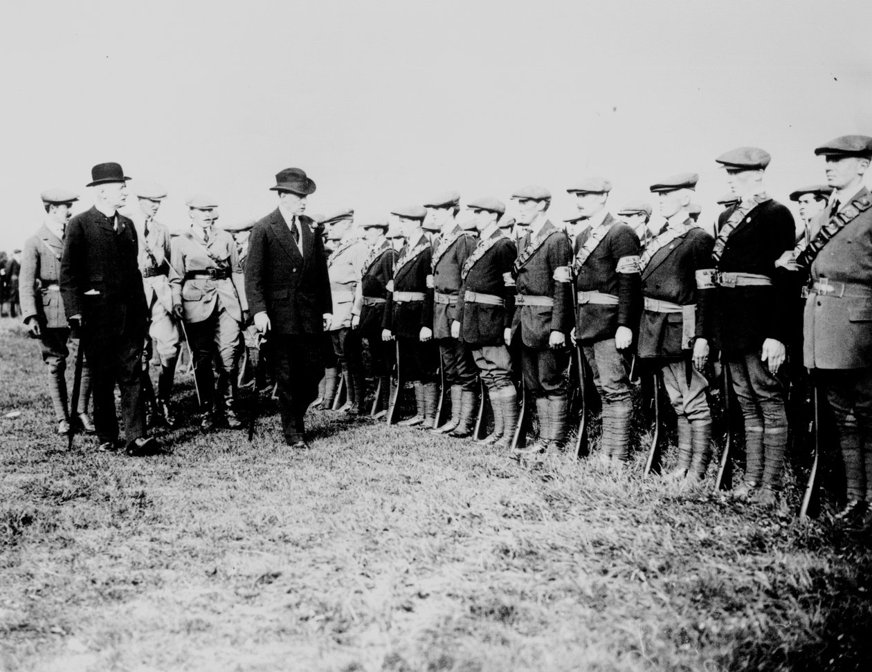 Edward Carson (1854-1935) Ulsteri önkéntesek ellenőrzése az ír vita során 1914-ben alkotó: Irish Photographer