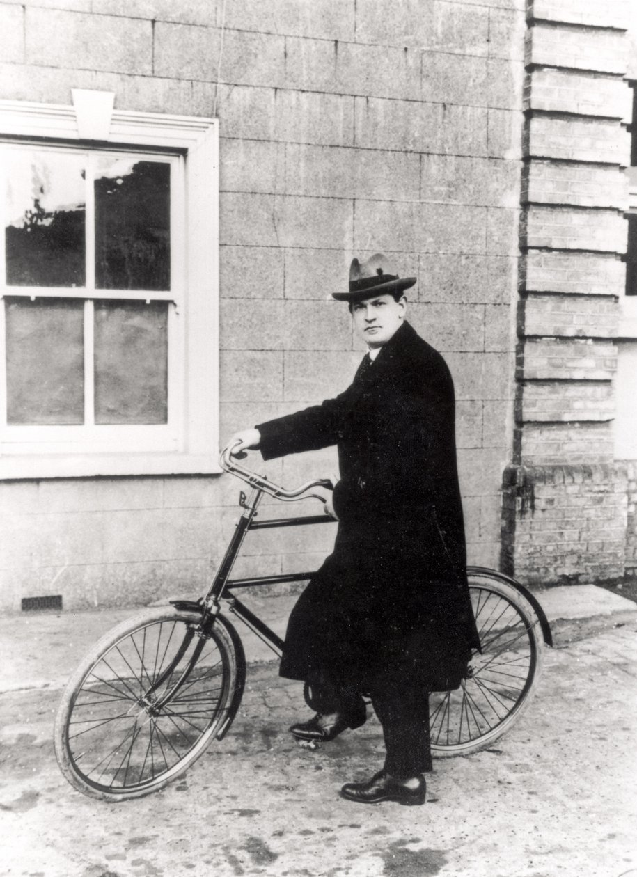 Michael Collins (1870-1922) híres kerékpárjával alkotó: Irish Photographer