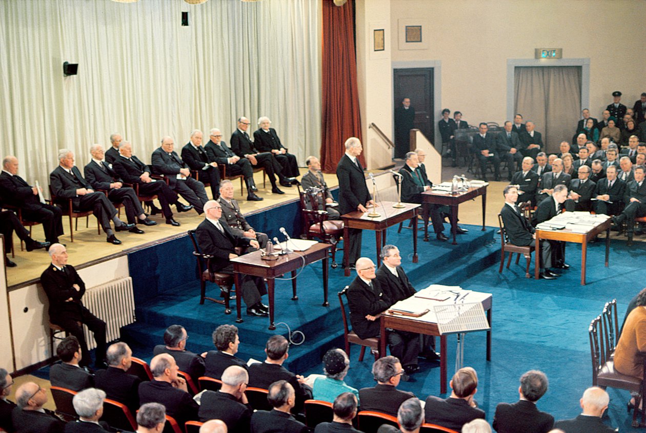 Eamon de Valera elnök beszédet mond a Dail előtt a dublini Mansion House-ban a Dails alakuló ülésének 50. évfordulóján, 1919. január 21-én, 1969. alkotó: Irish Photographer