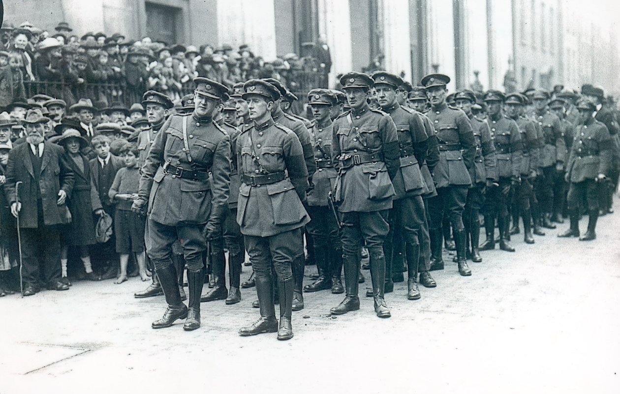 Michael Collins (1890-1922) (balra) az Ír Szabadállami Hadsereg vezetőjeként Arthur Griffith temetésén, 1922. augusztus alkotó: Irish Photographer