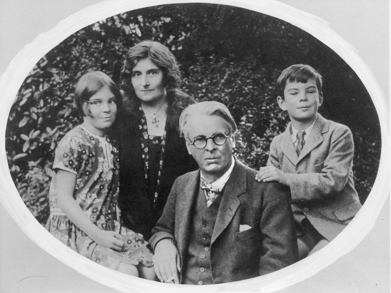 William Butler Yeats (1865-1939) feleségével, Georgie Hyde Lee-vel és gyermekeivel Anne és Michael alkotó: Irish Photographer