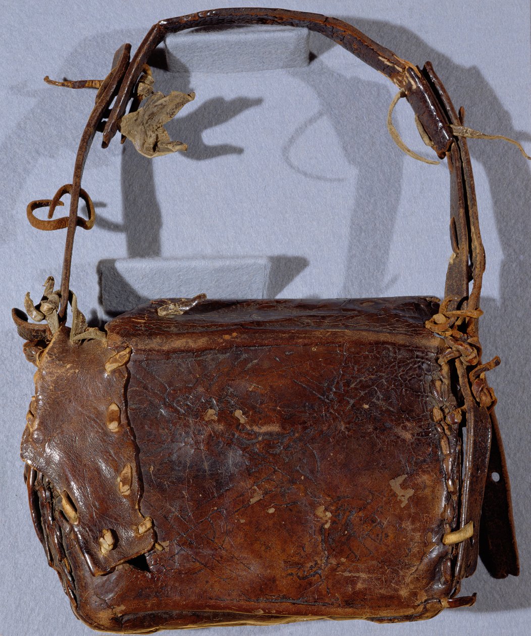 MS CCC 282 The Corpus Christi Book Satchel or Budget, hátulról nézve, ír, c.1120-30 (bőr) alkotó: Irish School