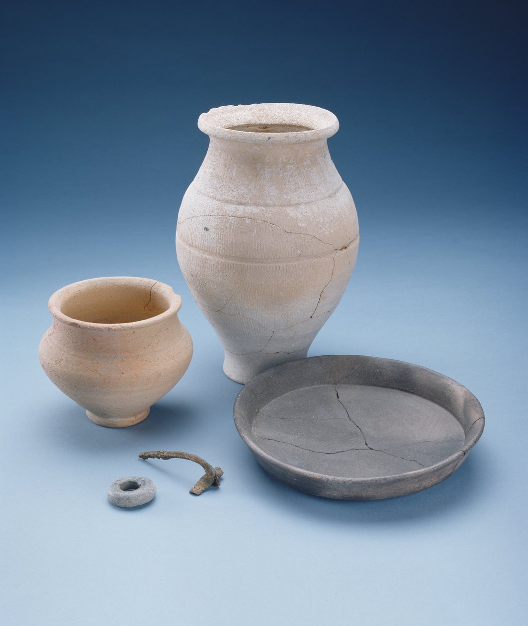 Pohár, tál, edény, bross és gyöngy: sírleletek egy női sírból Watlingtonból, Oxfordshire, késő vaskorból. alkotó: Iron Age