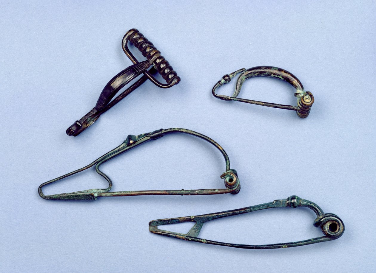 Négy fibula, kora vaskor, ie 600-100 (vas) alkotó: Iron Age