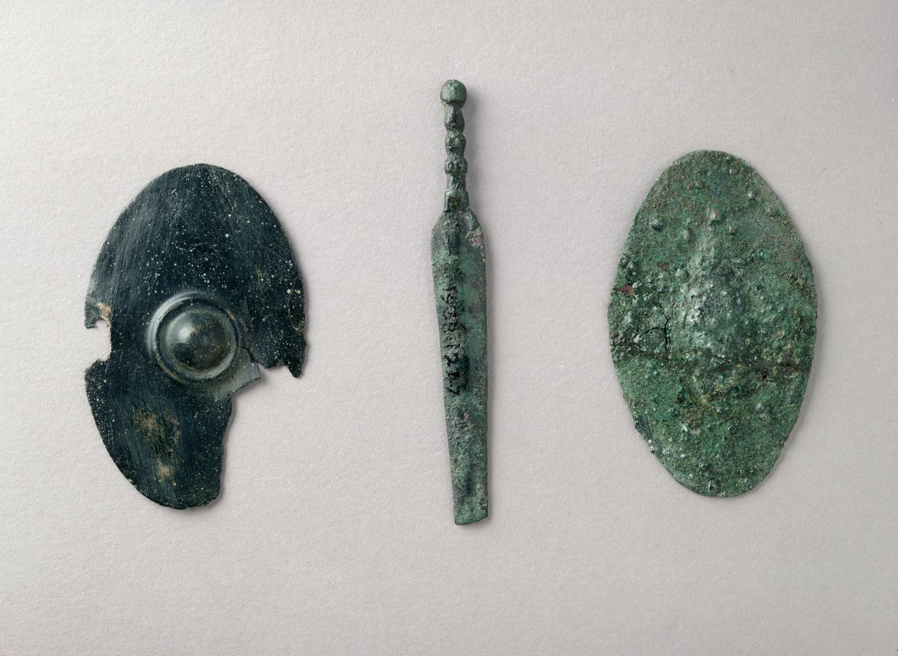 Miniatűr fegyvermodellek: L-R: pajzs, Leafield, Oxon; kard és pajzs egy késő vaskori szentélyből Frilfordban, Berksben (bronz) alkotó: Iron Age