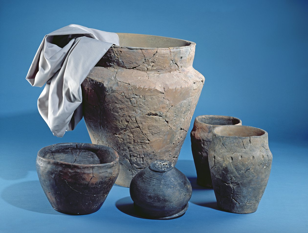 Hat különböző célra készült edény, mind Oxfordshire-ből (kerámia0 alkotó: Iron Age