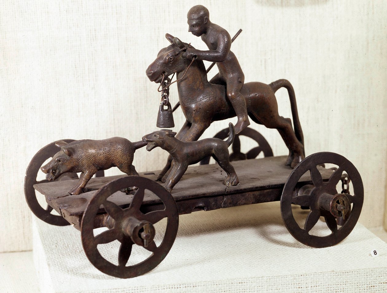Vaskorszak: miniatűr bronz Merida tank, amely egy vaddisznóvadászat jelenetét ábrázolja. Meridából, Spanyolországból. Homályos. 0,12x0,28 m. Saint-Germain-en-Laye, Nemzeti Régészeti Múzeum alkotó: Iron Age
