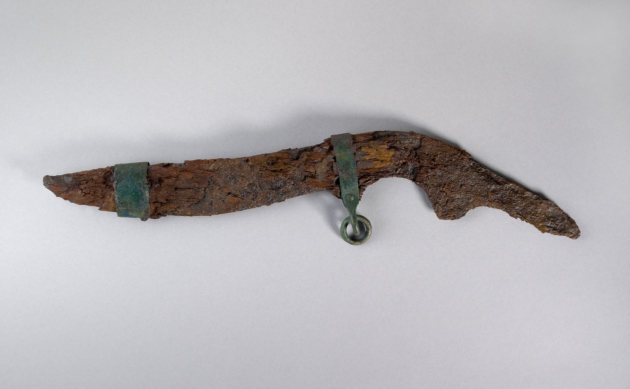 Nagy kés hüvely maradványokkal, valószínűleg Sopronból, Magyarország, vaskor (vas és fa) alkotó: Iron Age