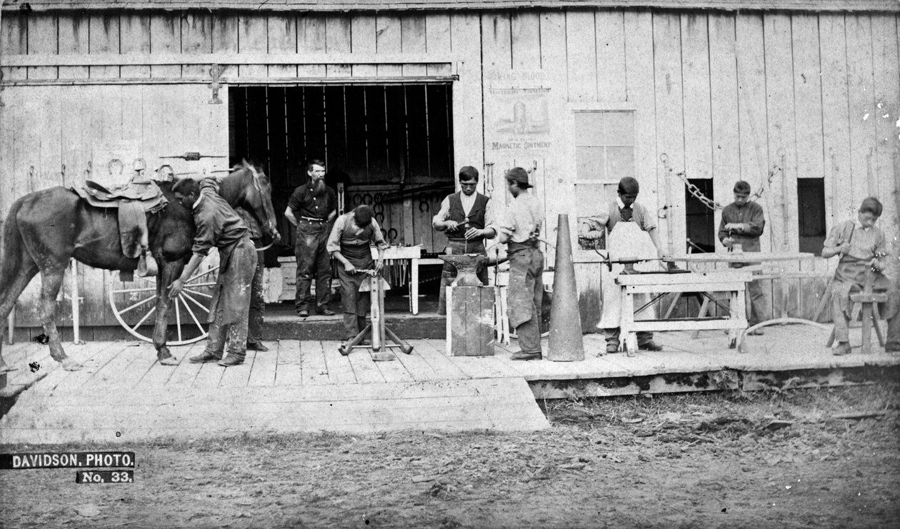 Indian Training School, Forest Grove, Oregon: Blacksmithing, 1882 (bw photo) alkotó: Isaac Grundy Davidson