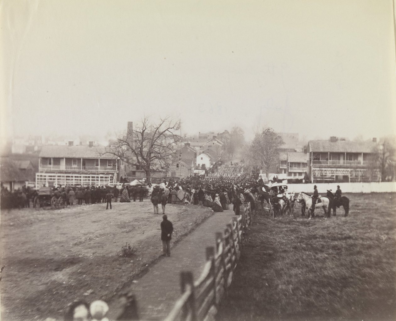 Csapatok és civilek felvonulása a katonák nemzeti felszentelésére, 1863. november 19. alkotó: Isaac G. Tyson