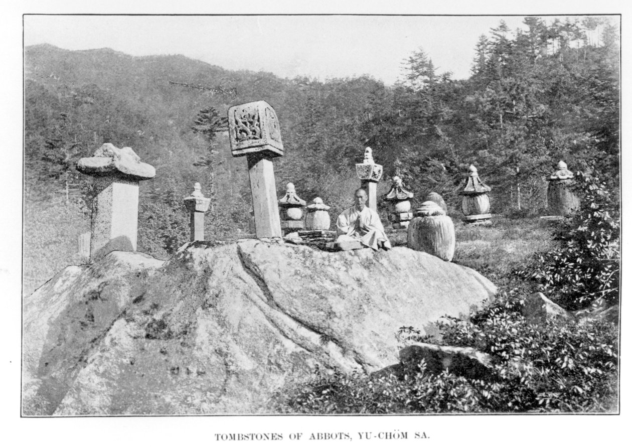 Yu-Chom-Sa buddhista kolostor temetője, Koreából és szomszédai, Isabella Bird, megjelent 1898 (bw fotó) alkotó: Isabella Bird