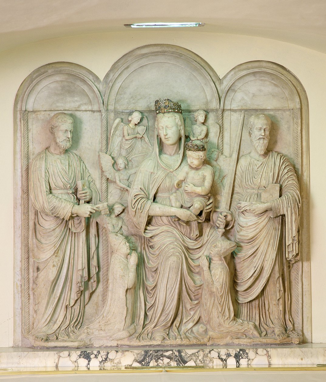 Madonna és gyermeke Szent Péterrel és Pállal és adományozókkal, 1450 körül (márvány) alkotó: Isaia da Pisa