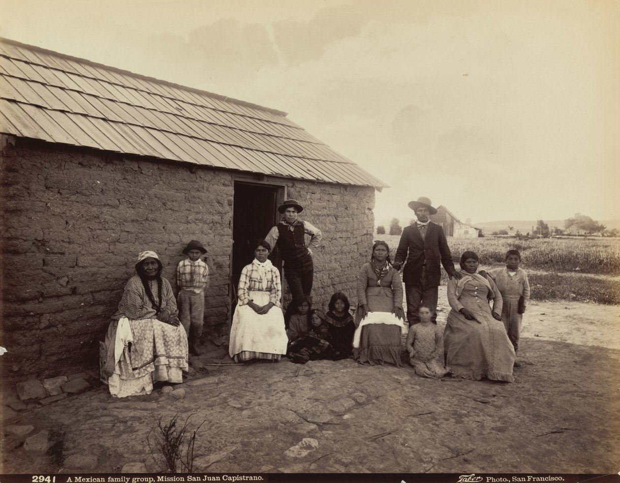 Mexikói családcsoport, San Juan Capistrano misszió, Kalifornia,1880 (fotó) alkotó: Isaiah Taber