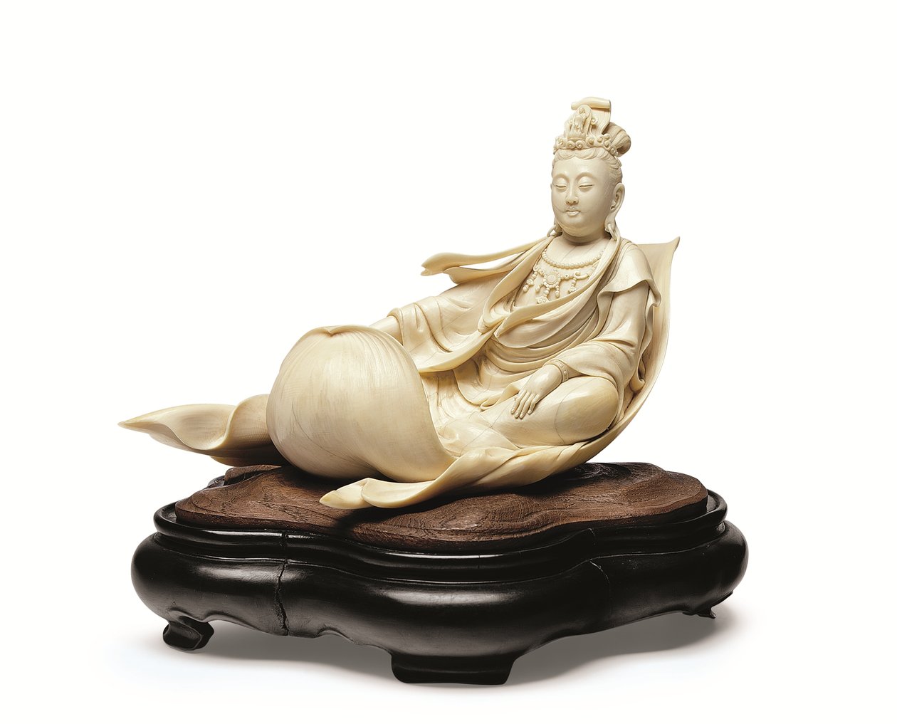 Lótuszlevélen úszó Kannon elefántcsont faragványa, Meidzsi-korszak, 19. század vége (elefántcsont faállvánnyal) alkotó: Ishikawa Komei