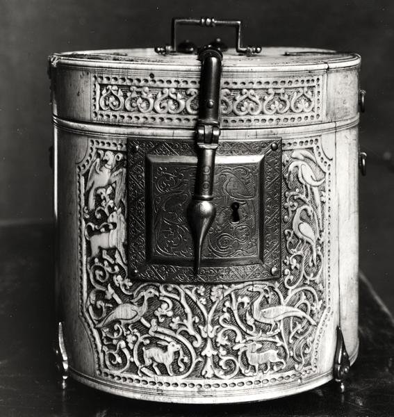 Állatokkal faragott hengeres doboz, mór alkotó: Islamic School