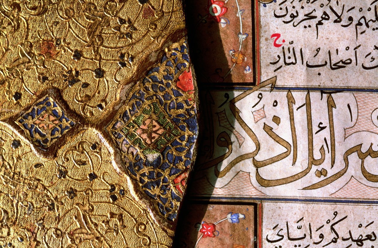 Részlet a bonyolult arany és lapis lazuli megvilágításról és arabeszk mintákról thulth és naskh szkriptekkel a Korán borítóján alkotó: Islamic School