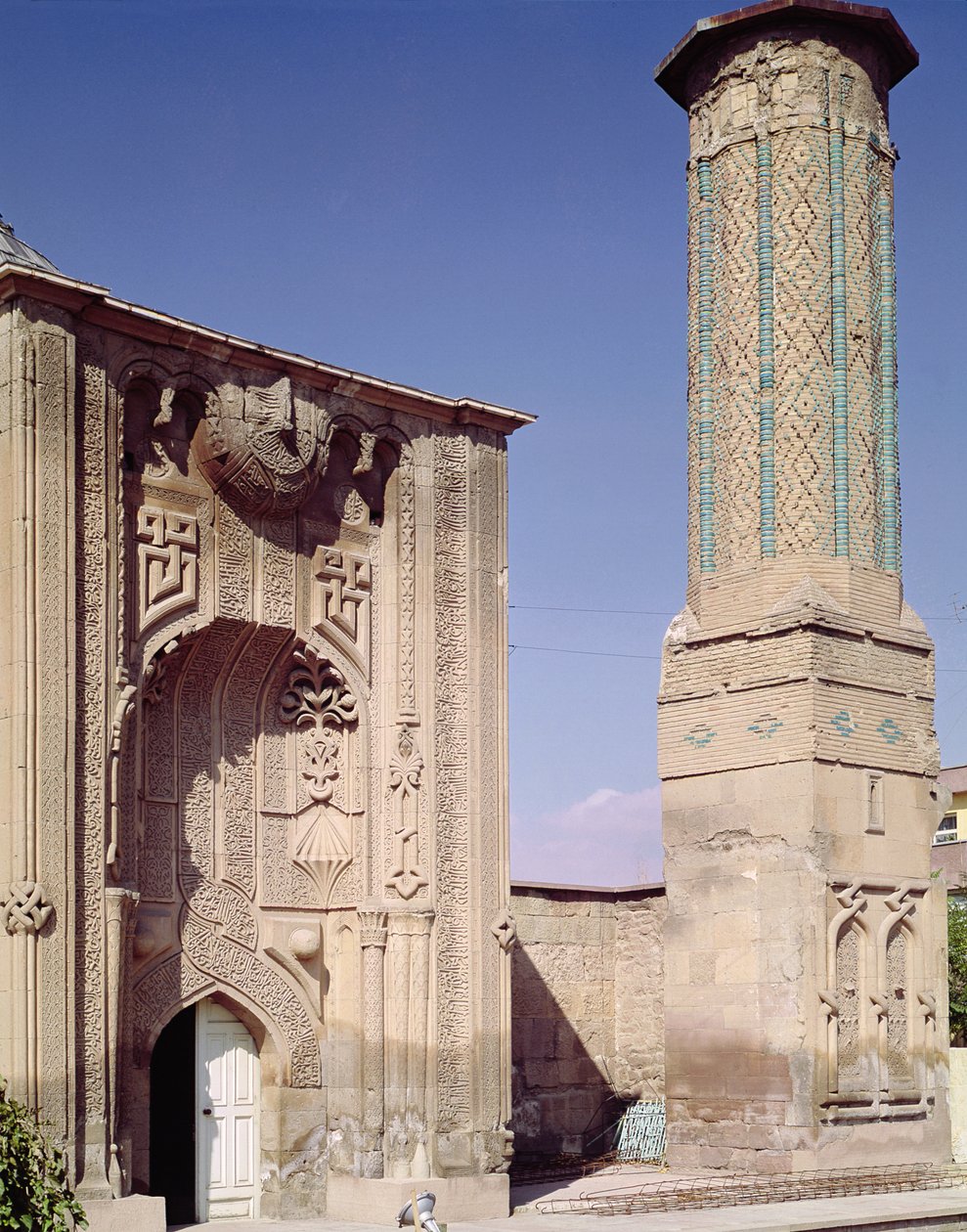 Bejárati portál és minaret, 1260-65 körül épült (fotó) alkotó: Islamic School