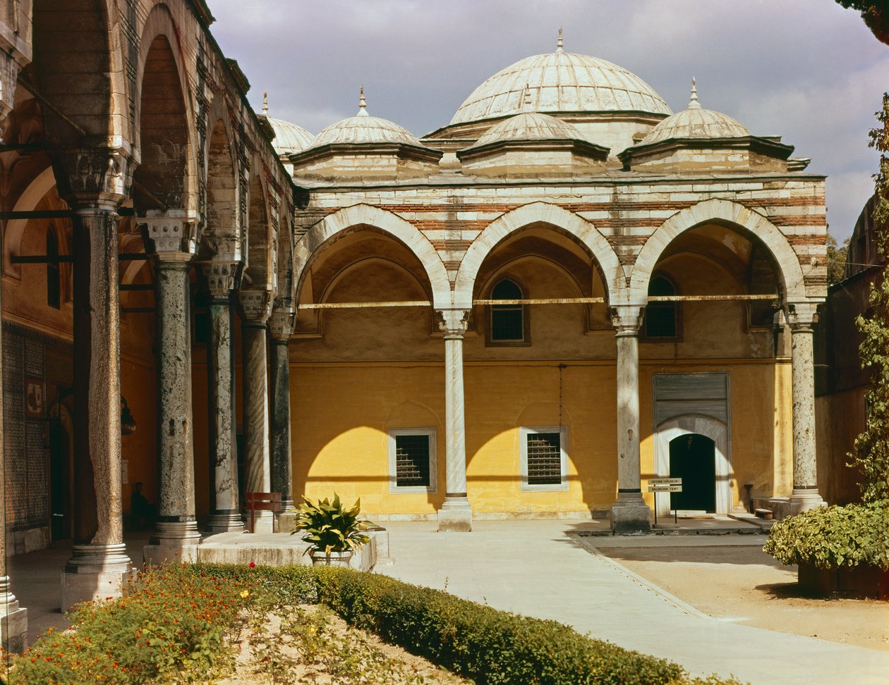 A Topkapi palota belső udvara alkotó: Islamic School