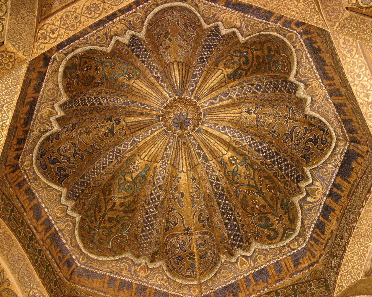 A kupola belseje alkotó: Islamic School