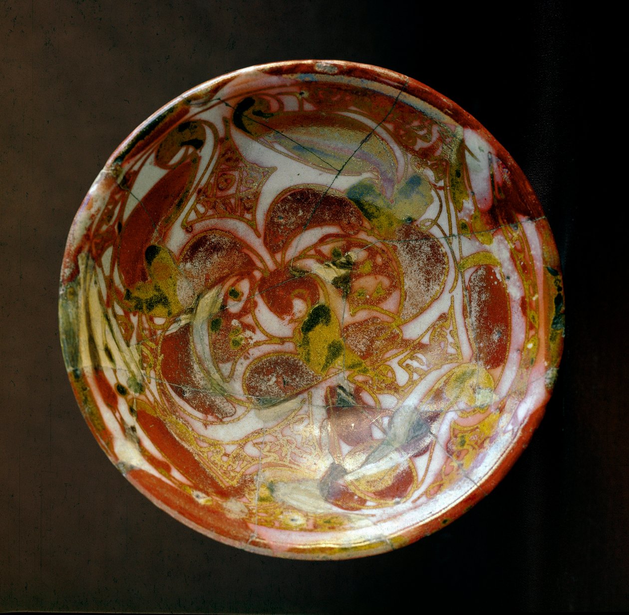 Islamic Art: kis kerámia tál növényi díszítéssel. Irakból. Kr.u. 9. század. Homályos. 13,8 cm Párizs, Musee du Louvre alkotó: Islamic School
