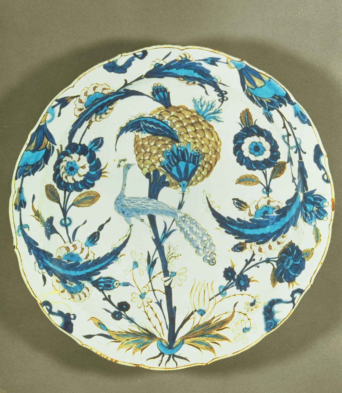 Virágok között ülő pávával festett iznik edény, Törökország, 1550-55 körül (polikróm, máz alatti edény) alkotó: Islamic School