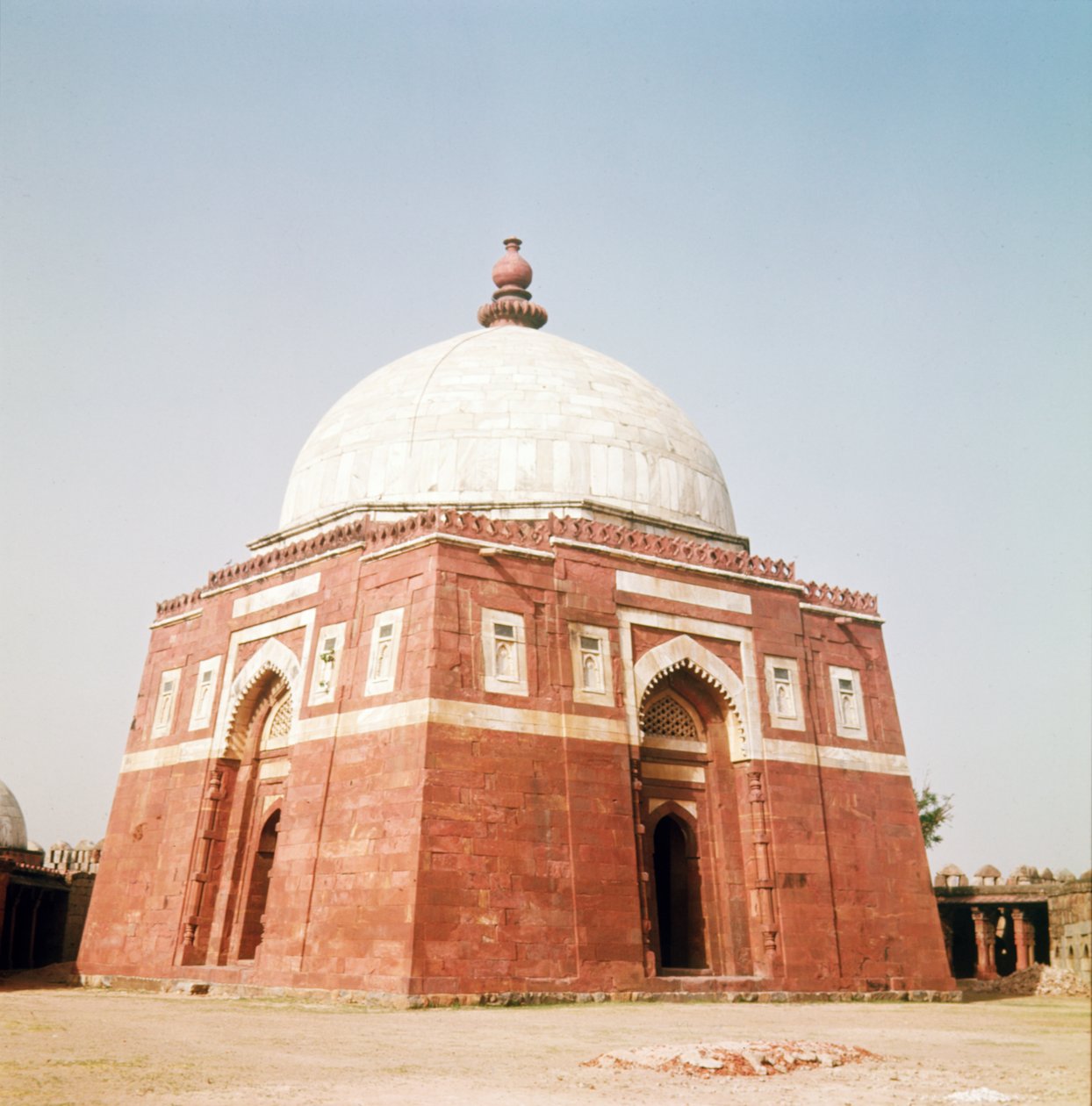 Ghiyathud-din Tughluq mauzóleuma, Tughluqabad, 1321-25 alkotó: Islamic School