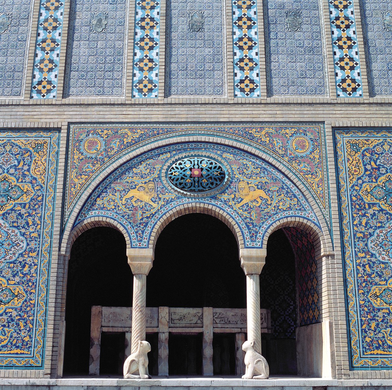 Az egyik Avans cserépburkolattal, ráccsal és monolit kőoszlopokkal alkotó: Islamic School