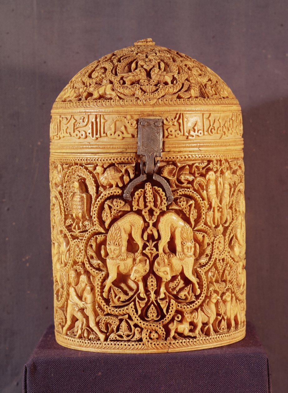 Pyx az udvari élet örömeit ábrázoló domborművel, Al-Mughira névvel, Abd-al-Rahman III kalifa fiával, Omajjád-korszakban, Cordobából, i.sz. 968 (lásd még: 101673) alkotó: Islamic School