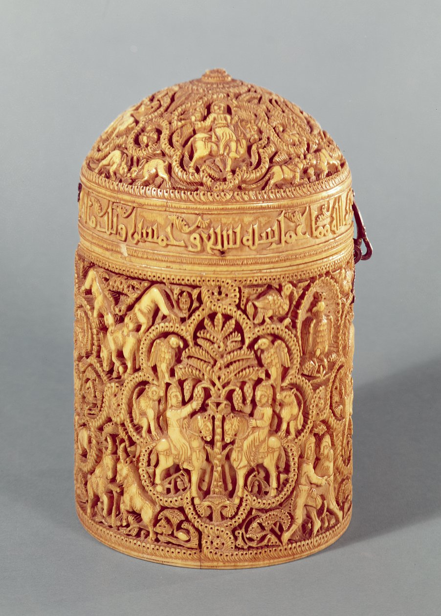Pyx az udvari élet örömeit ábrázoló domborművel, Al-Mughira névvel, Abd-al-Rahman III kalifa fiával, Omajjád-korszakban, Cordobából, i.sz. 968 körül (lásd még 101673 és 15) alkotó: Islamic School