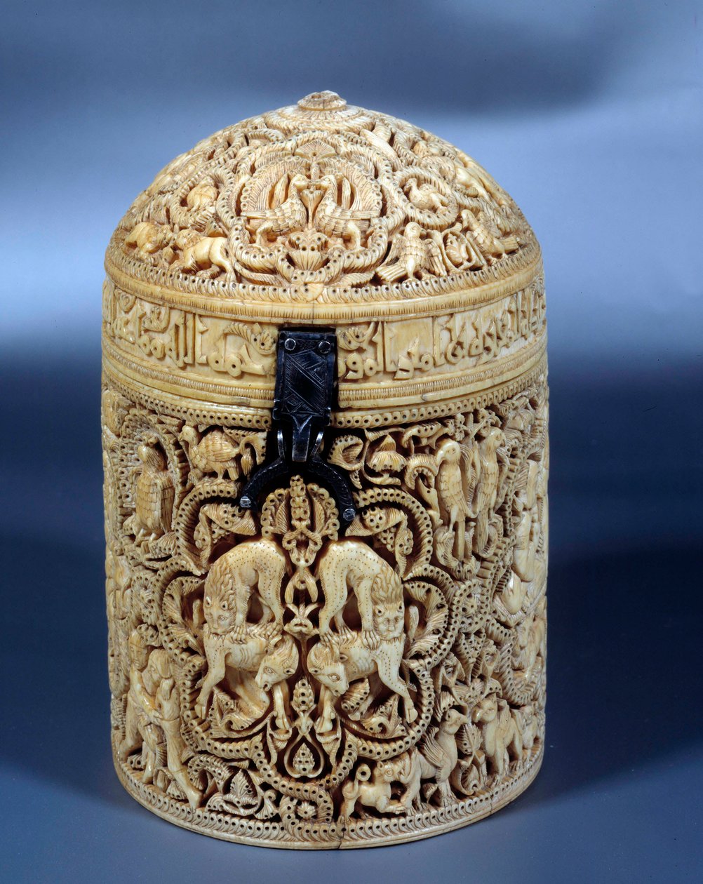 Al-Mughira (Al Mughira vagy Moughira) pyxide (doboza) elefántcsontban Cordobából, és az emírnek szánták, 968. Párizs, Louvre Múzeum alkotó: Islamic School