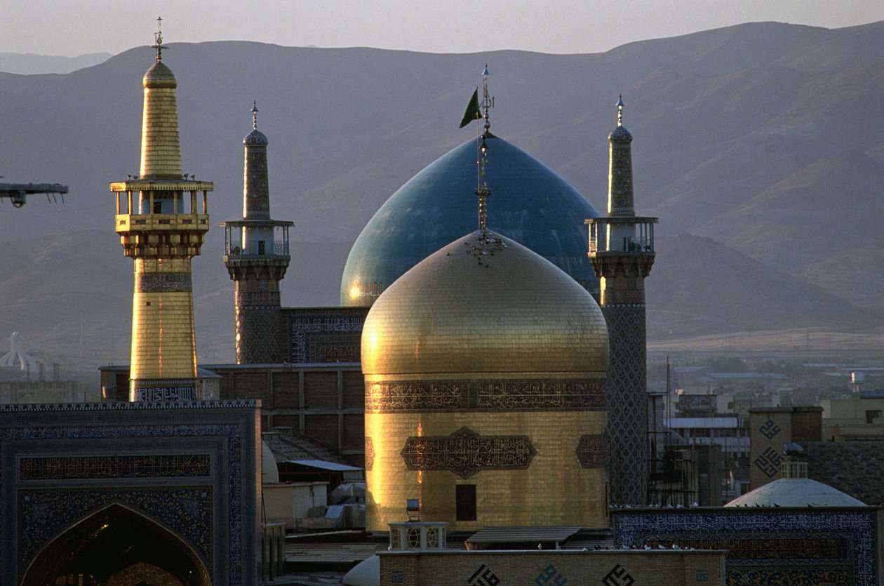 Reza imám, a 8. síita imám szentélyének csupa arany kupolája és minaretje, mögötte a Timurid Gowhar Shad mecset alkotó: Islamic School