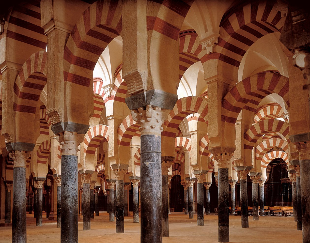 A córdobai mecset-katedrális boltívei és karzatai, 784-786 (fotó) alkotó: Islamic School