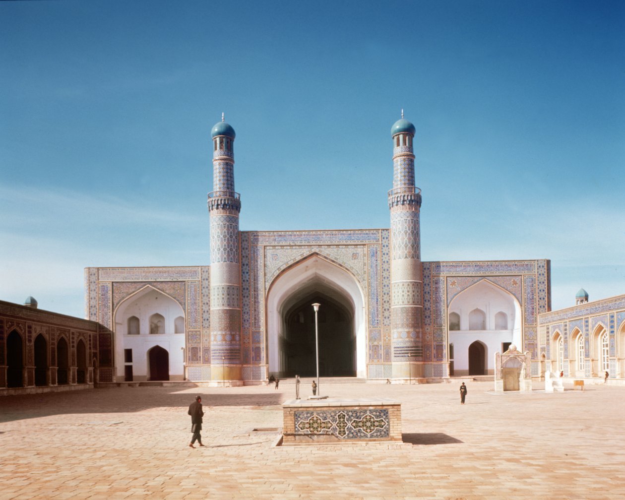 Az 1200-ban alapított, 1498-ban újjáépített Masjid-i Jami vagy pénteki mecset udvara alkotó: Islamic School