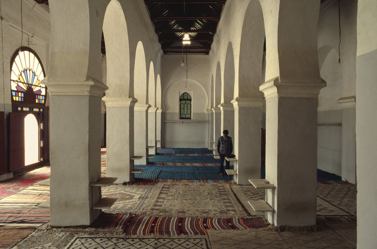 A Nagymecset keleti oldala alkotó: Islamic School