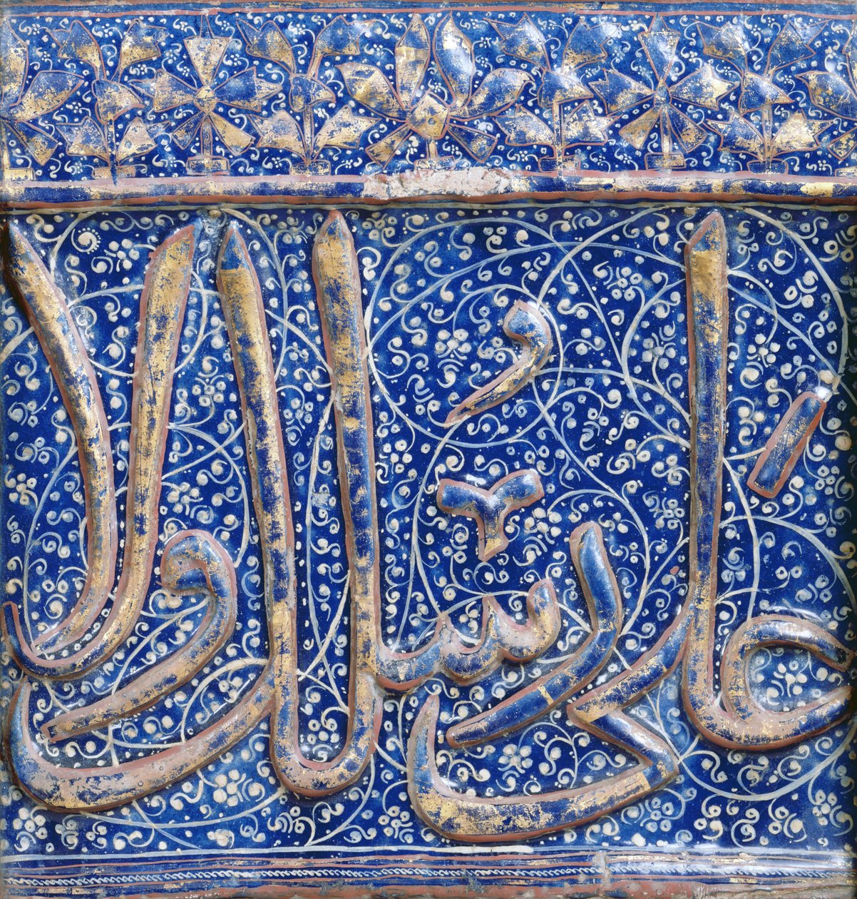 Arany, piros és fehér színnel díszített csempe sötétkék mázzal, 13. század végi vagy 14. század eleji (kerámia) alkotó: Islamic School