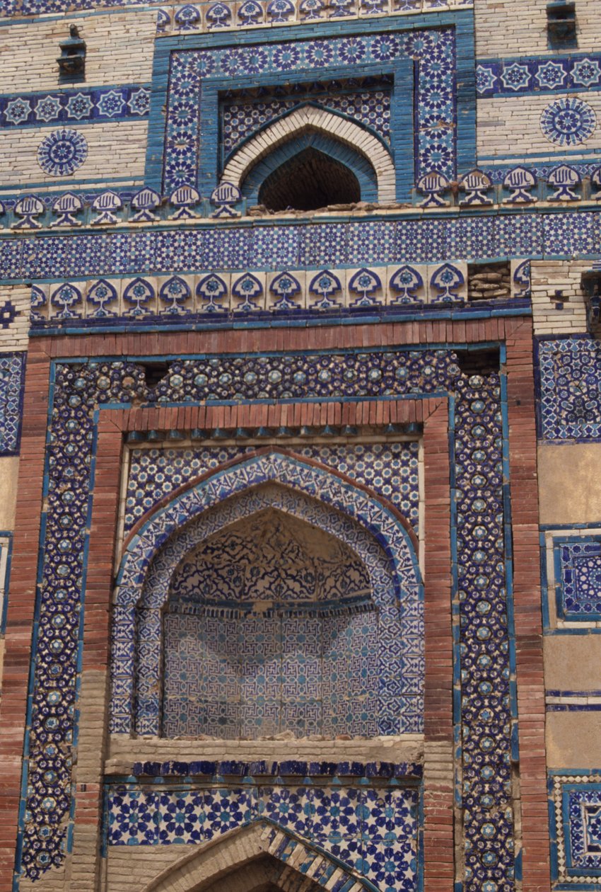 Csempék az 1494-ben emelt Bibi Jawindi (megh. 1403) mauzóleumának bejárati kapuján alkotó: Islamic School