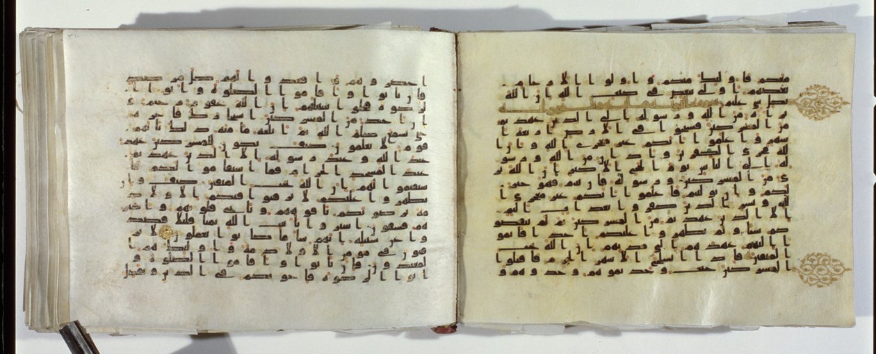 Egy keleti kufic írással írt Korán-kézirat két oldala alkotó: Islamic School