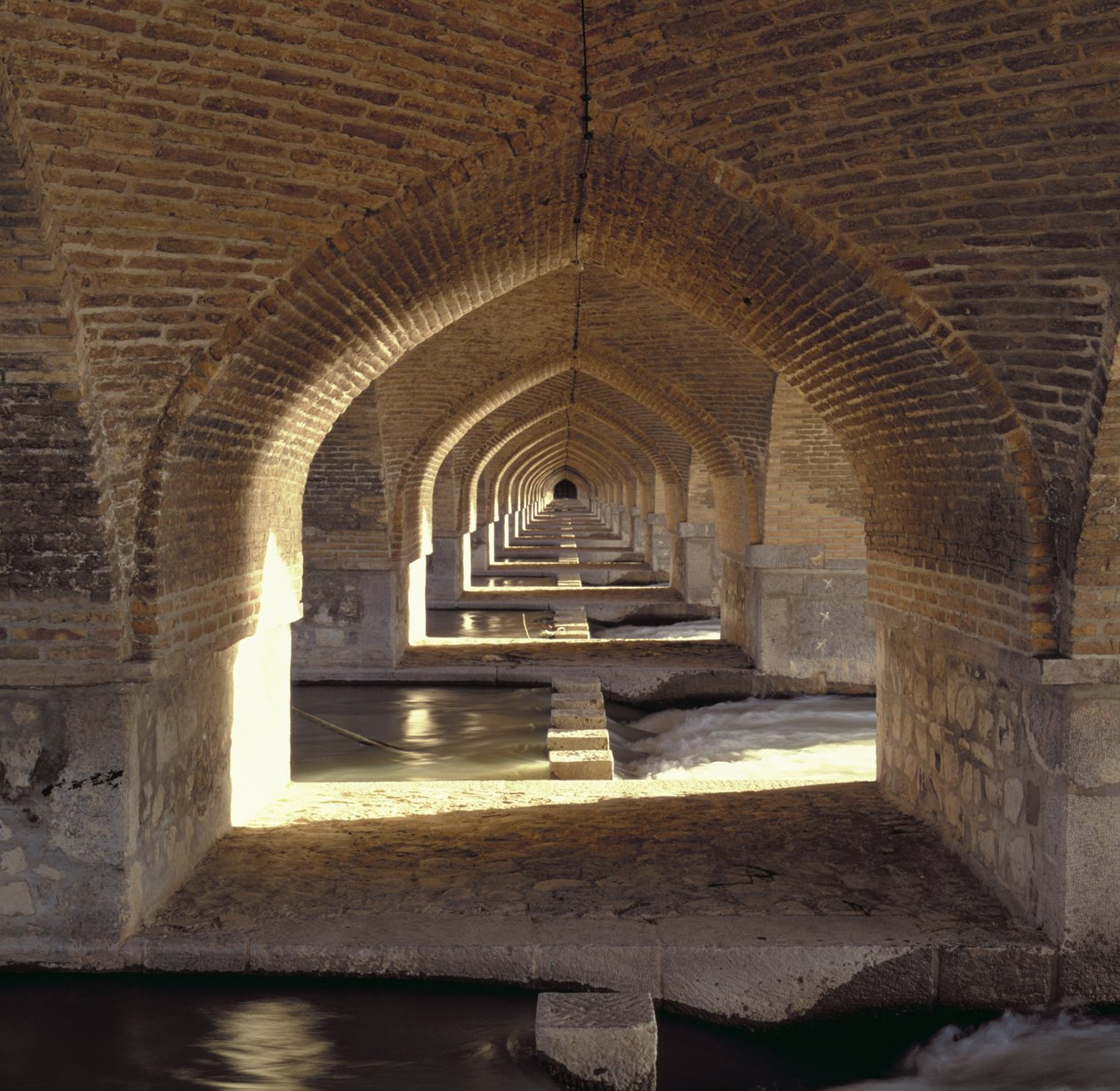Kilátás a Khaju-híd gátjának belsejére, Safavid-korszak (tégla és kő) alkotó: Islamic School