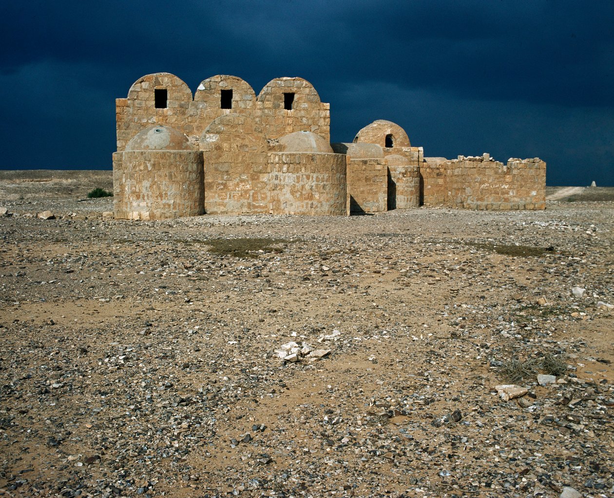 Kilátás a Qasr Amrára, a sivatagi kastélyokra (711-715) alkotó: Islamic School