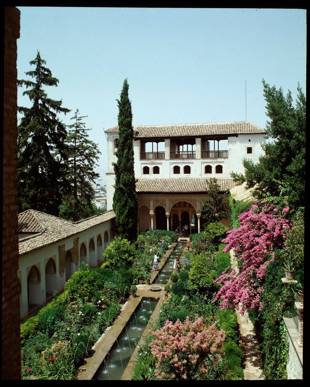 Kilátás a Palacio de Generalife-ra és a nyári kertekre alkotó: Islamic School