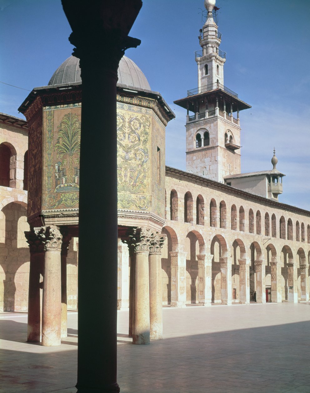 Kilátás a Kincstárra (bayt al-mal) és az udvari északi minaretre, i.sz. 705-715 között épült (fotó) alkotó: Islamic School