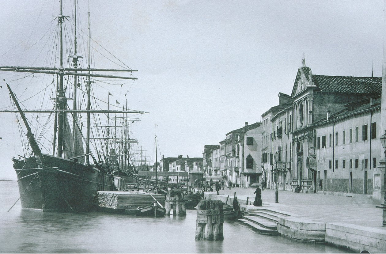Hajó a Canal Grandén alkotó: Italian Photographer