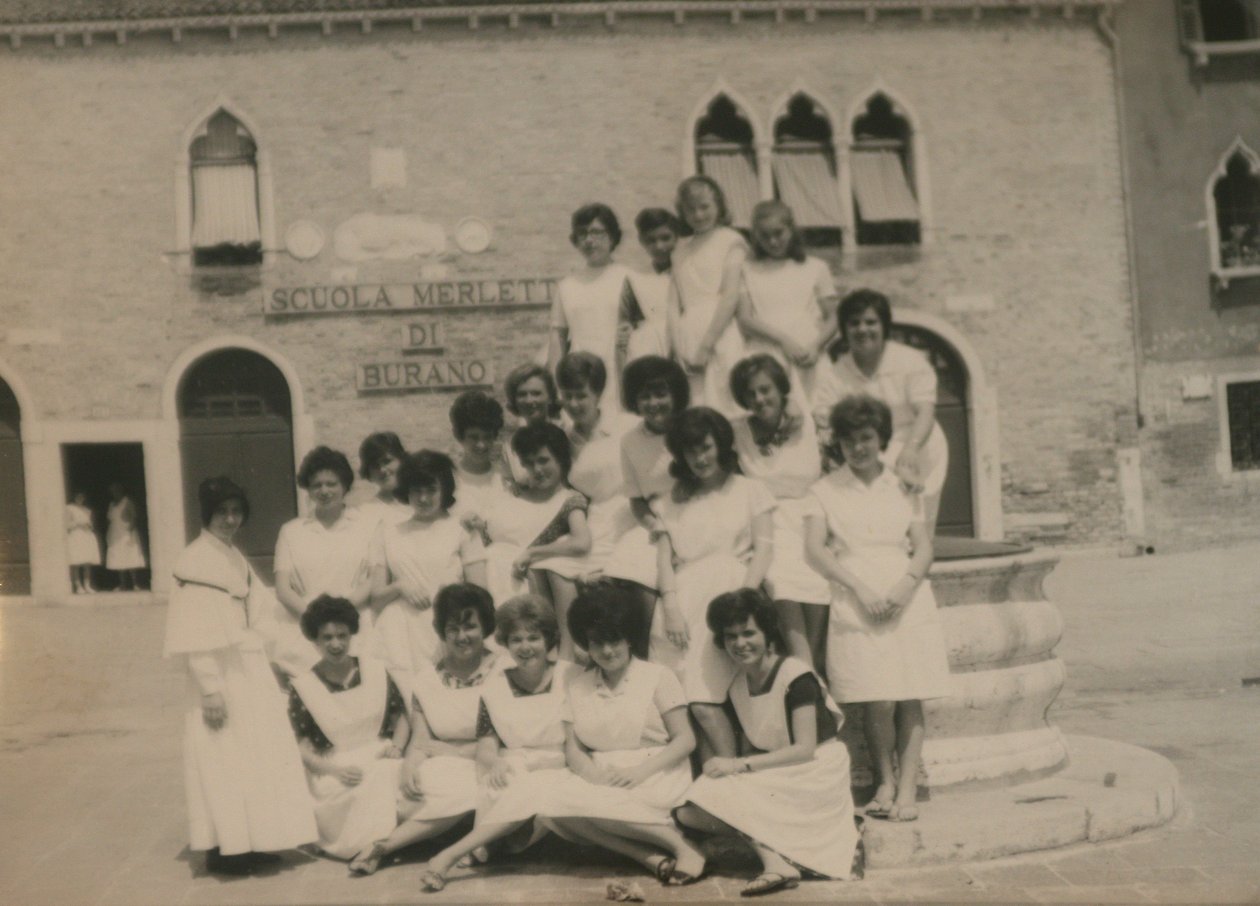 Csipkeverők az iskolán kívül (szépia fotó) alkotó: Italian Photographer